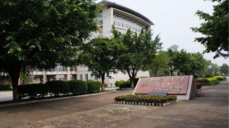 三极管与MOS管：揭秘两者间的关键差异**